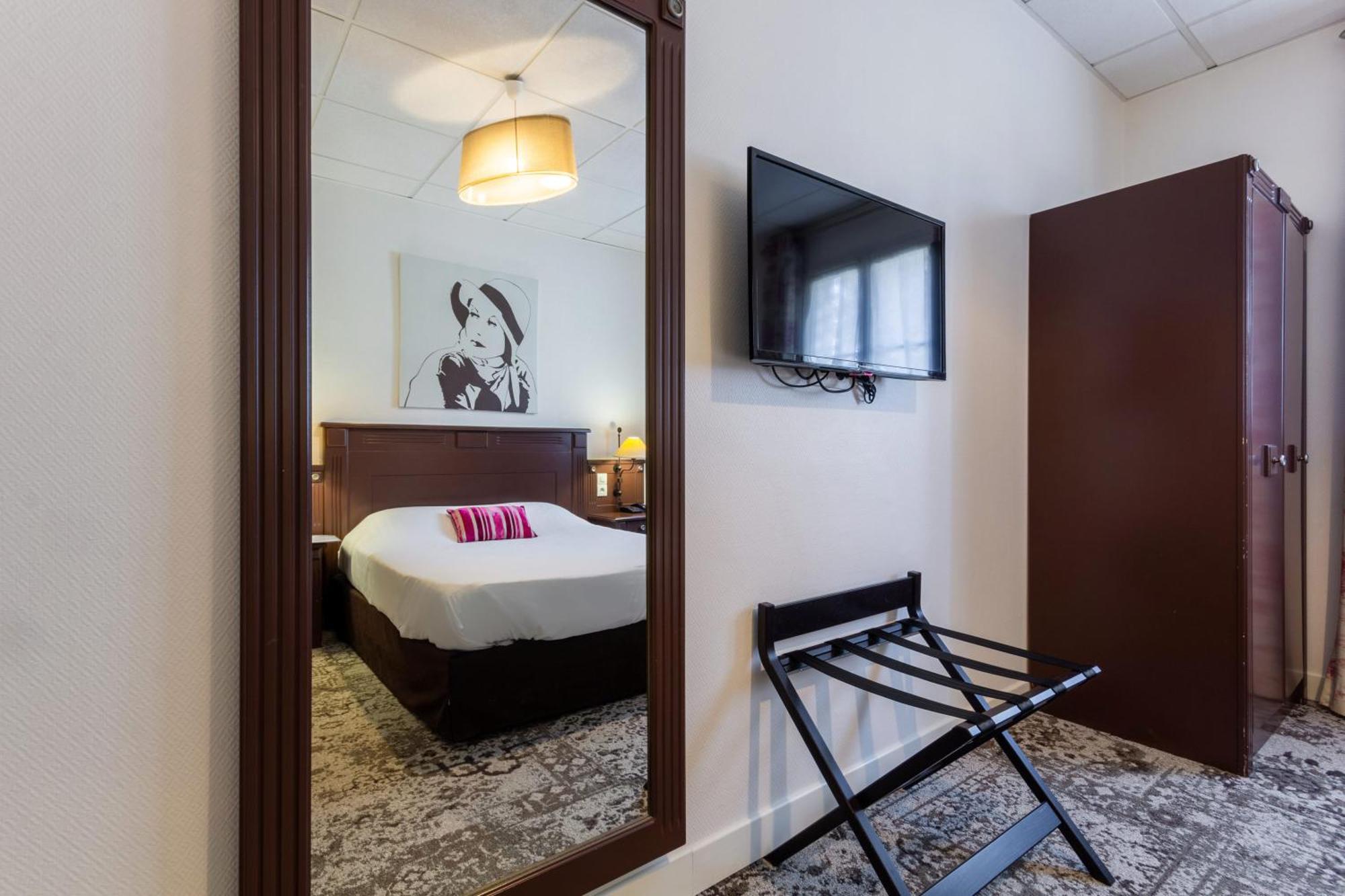 Hotel Hapy Houdan Exterior photo