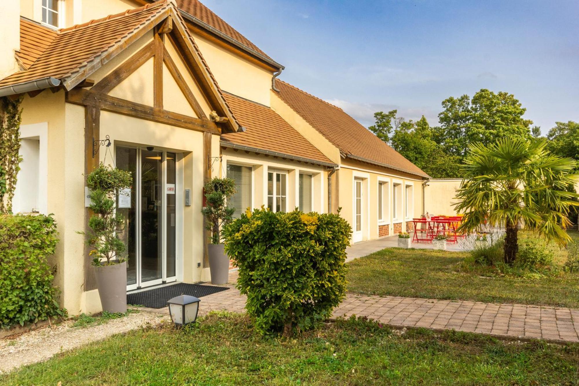 Hotel Hapy Houdan Exterior photo