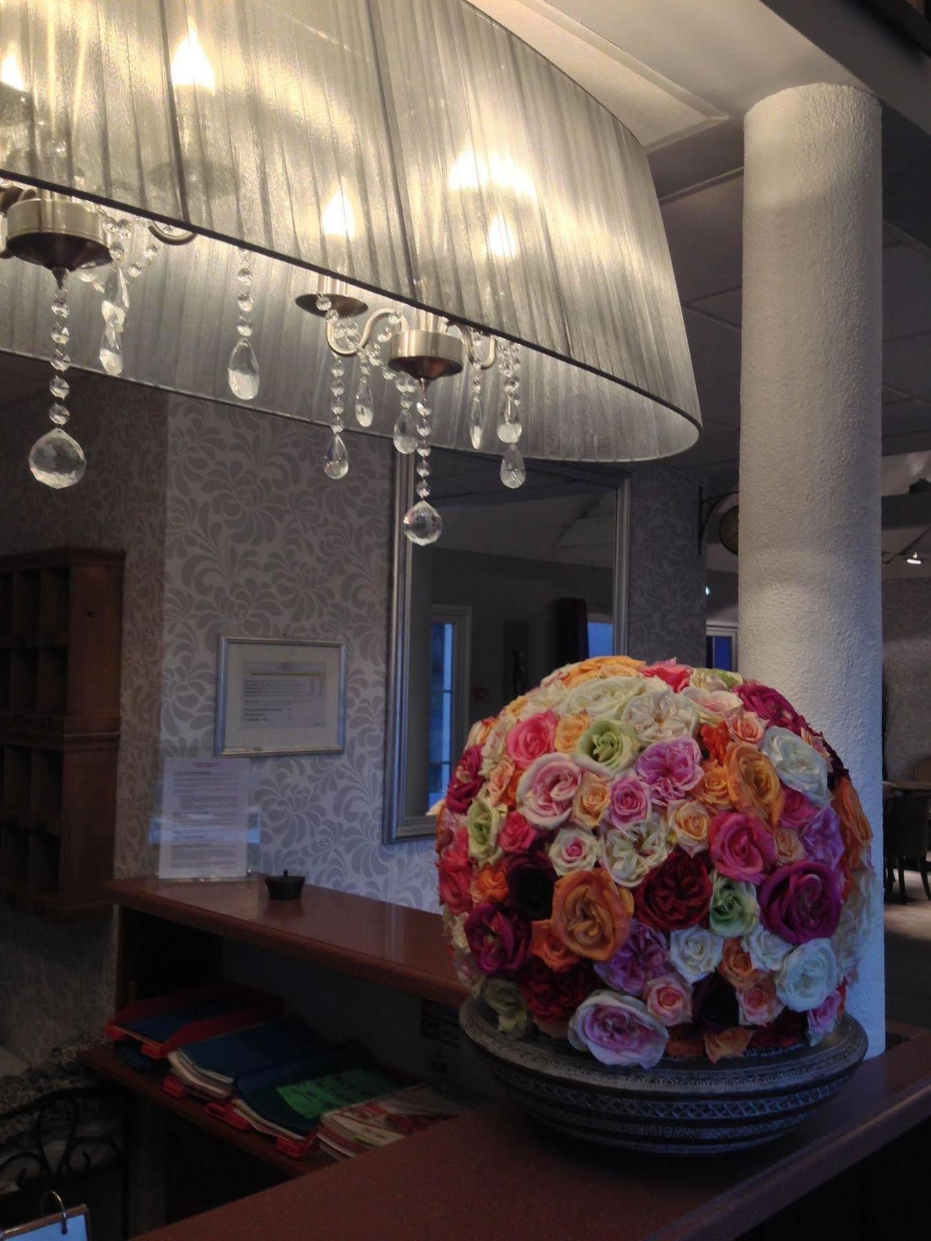 Hotel Hapy Houdan Exterior photo